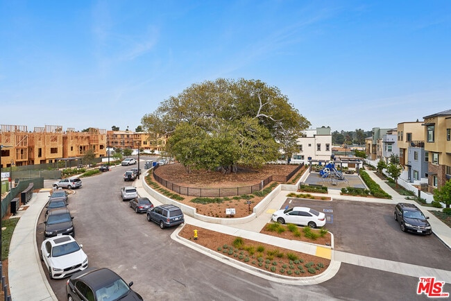 Building Photo - 713 Daniel Freeman Cir