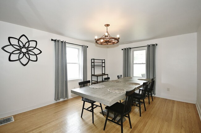 Building Photo - Beautiful 3 Bedrooms, 1 bathroom House Available Now!