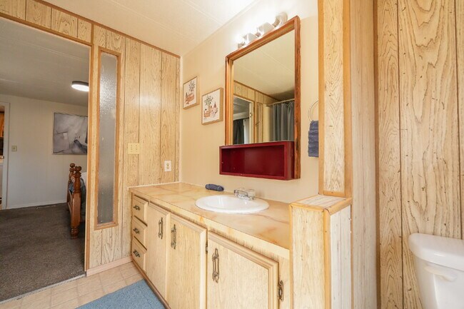 Building Photo - Stylish & Spacious 2-Bedroom Mobile Home