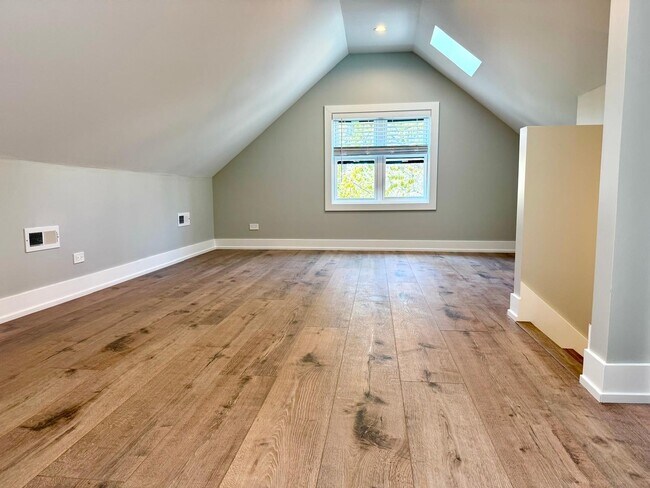 Building Photo - 1709 N Maplewood Ave