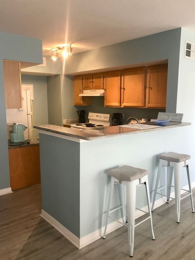 Building Photo - Beautiful furnished 2/2 unit becoming avai...