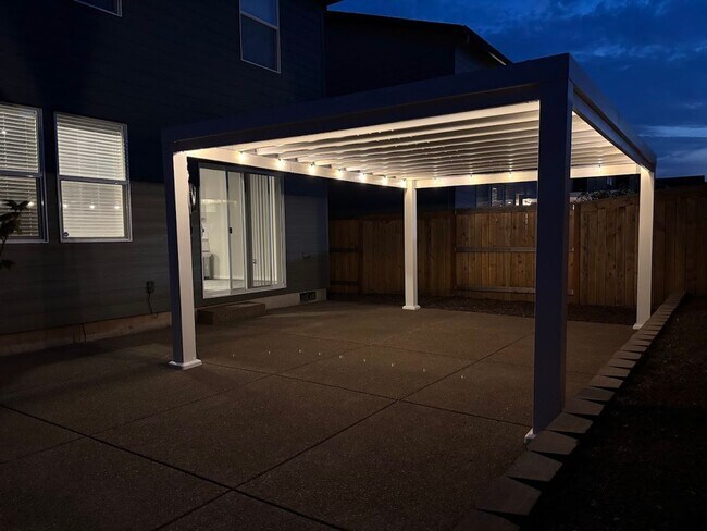 Building Photo - Newer 4 bedroom 2.5 bathroom house! AVAILA...