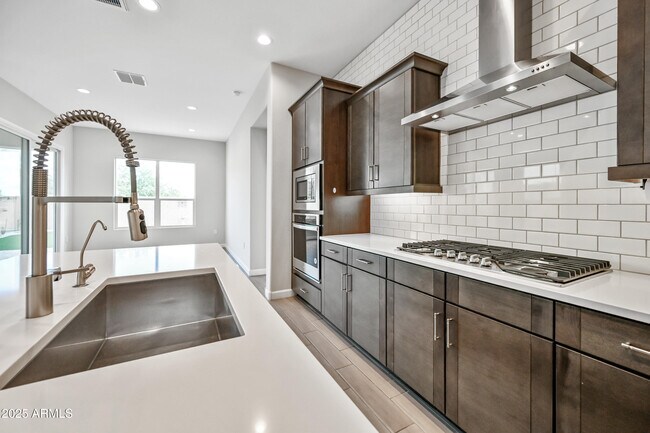 Building Photo - 2320 E Saguaro Park Ln