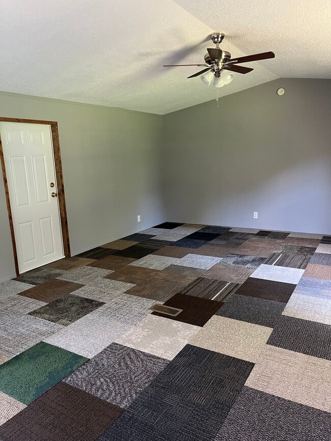 Building Photo - 124 Meadow Ln
