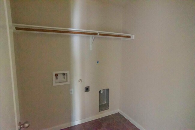Building Photo - 2542 Ravenwood Dr
