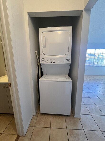 Building Photo - Available NOW!!! 2/2 in Port Charlotte!!!