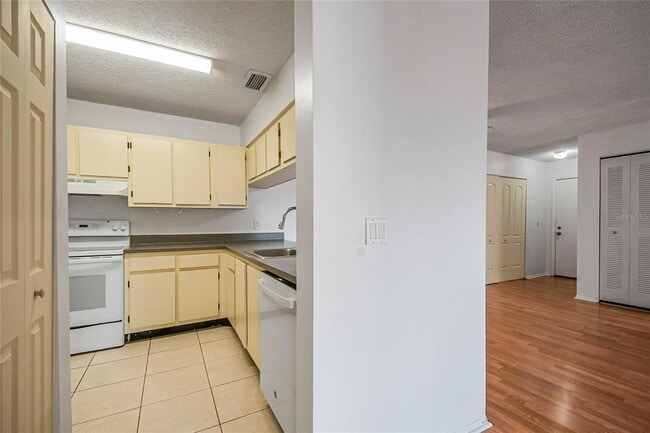 Building Photo - 646 Kenwick Cir