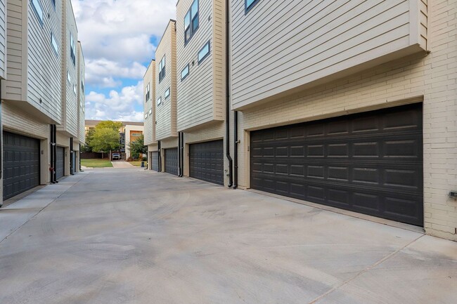 Building Photo - Stunning 3 Bedroom 3.5 Bathroom Townhome i...