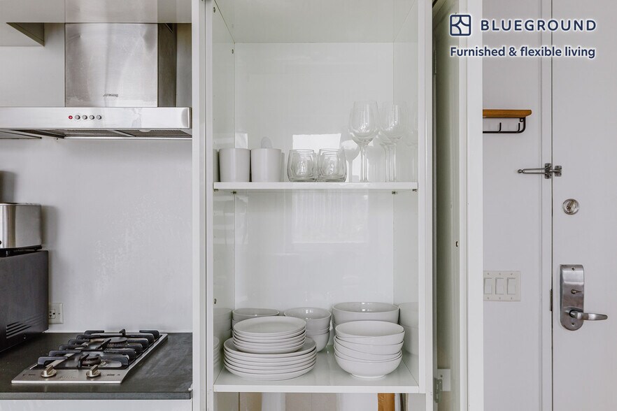 Building Photo - 70 W 45th St