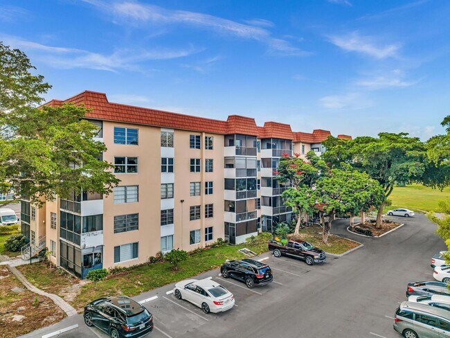 Building Photo - 4158 Inverrary Dr
