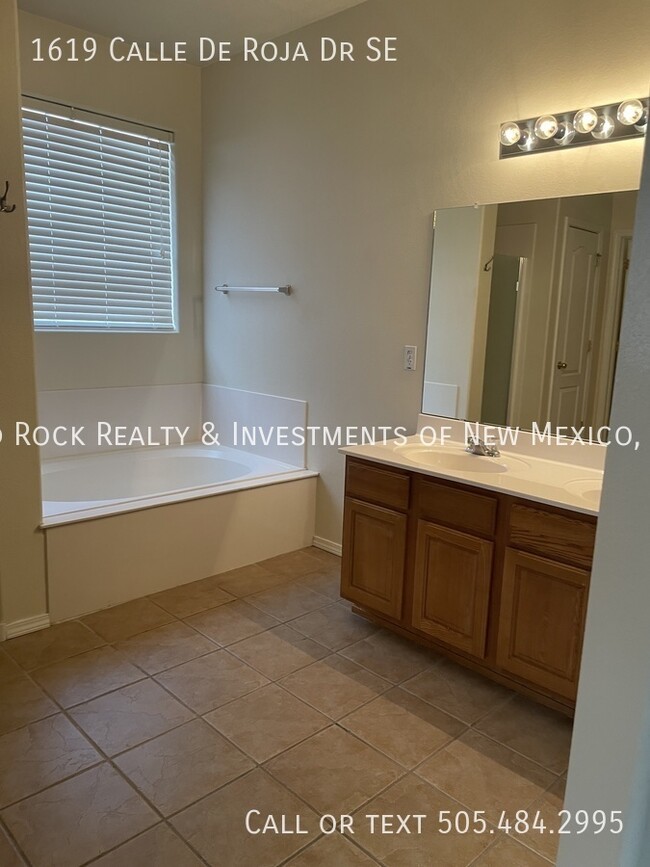 Building Photo - Spacious 4 BR plus loft in Cabezon!