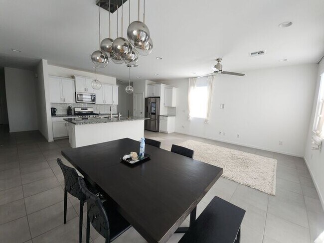 Building Photo - Mountain view single story home.