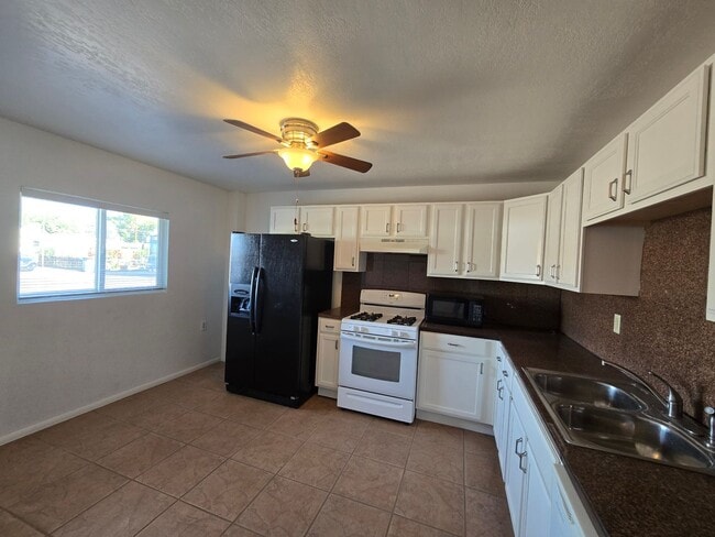 Building Photo - 2 Bed 1 Bath apartment