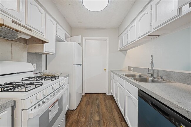 Building Photo - 1213 Dobie Dr