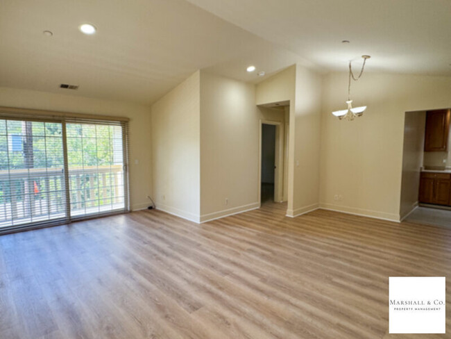 Building Photo - MUST SEE!  LARGE 1BR/1BA, 4-Plex,UPDATED, ...
