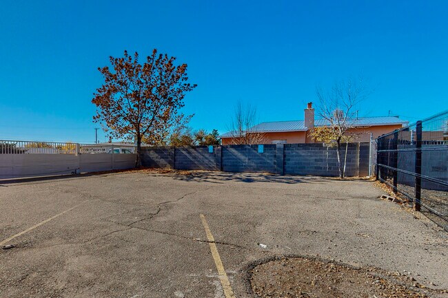 Building Photo - 5717 Edith Blvd NE