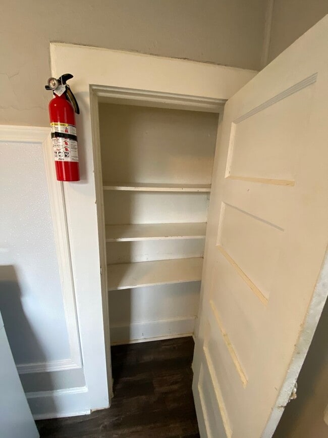 Building Photo - 2 bed 1 bath single family home newly remolded