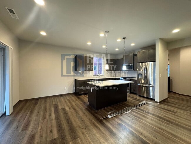 Building Photo - Stunning 5 Bedroom! Great Location!