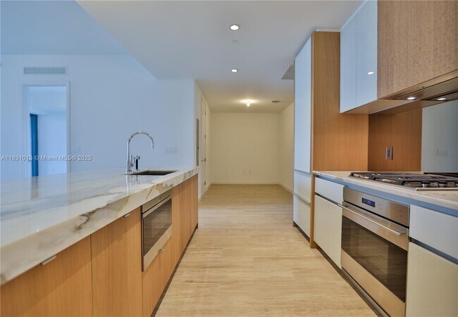Building Photo - 2831 S Bayshore Dr