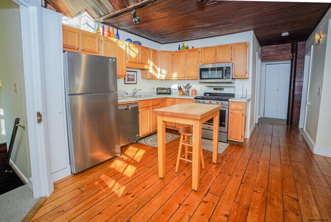 Building Photo - 10 Carriage House Ln
