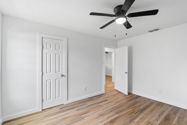 Building Photo - 3 Bedroom 1 Bath Remodeled Home