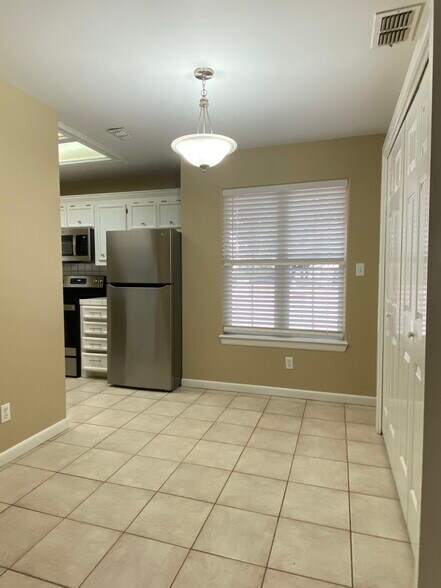 Building Photo - 1209 Swallow Ave