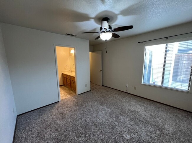 Building Photo - Single story condo located in Cedarbrook's Gated Community!