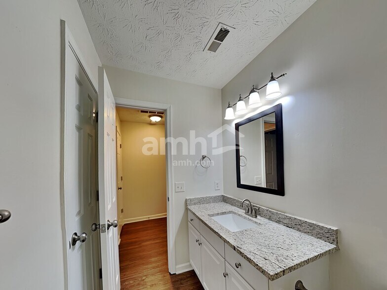 Building Photo - 18 Ludwick Ln