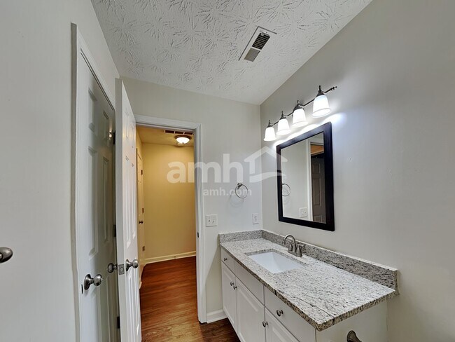 Building Photo - 18 Ludwick Ln