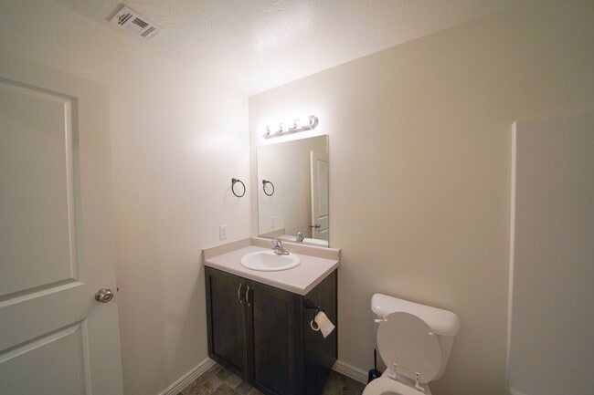 Building Photo - Spacious Townhome for Rent – Prime Location!