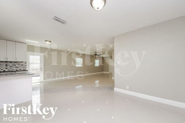 Building Photo - 500 NE 61st St