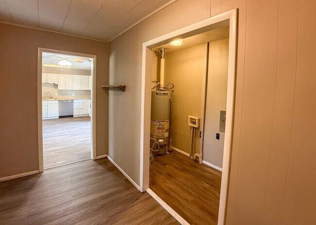 Building Photo - $500 OFF FIRST MONTHS RENT | 2.5 ACRE LOT! 4 Beds in Central Edmond!