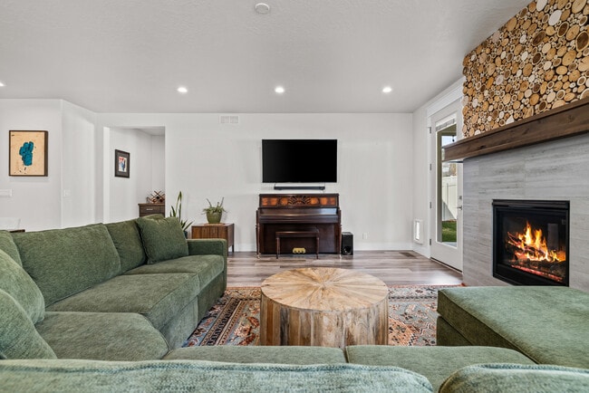 Building Photo - 3340 W Lassen Dr