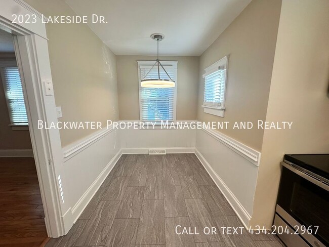 Building Photo - 3 Bedroom Home Off Lakeside Drive!