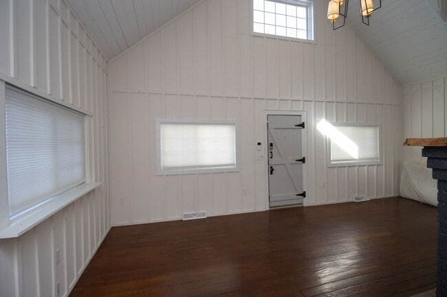 Building Photo - 3 Bedroom, 2.5 Bathroom in Shandon - The F...