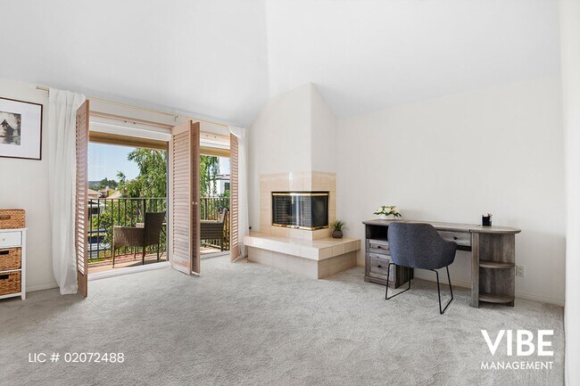 Building Photo - Gorgeous GUARD GATED Westlake Island 3+3 h...
