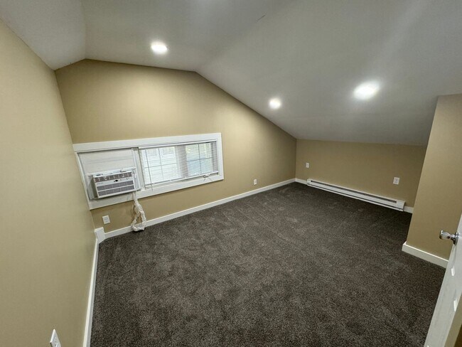 Building Photo - 5 Bedroom Rental in Moline