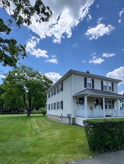 Building Photo - 10 Maple St