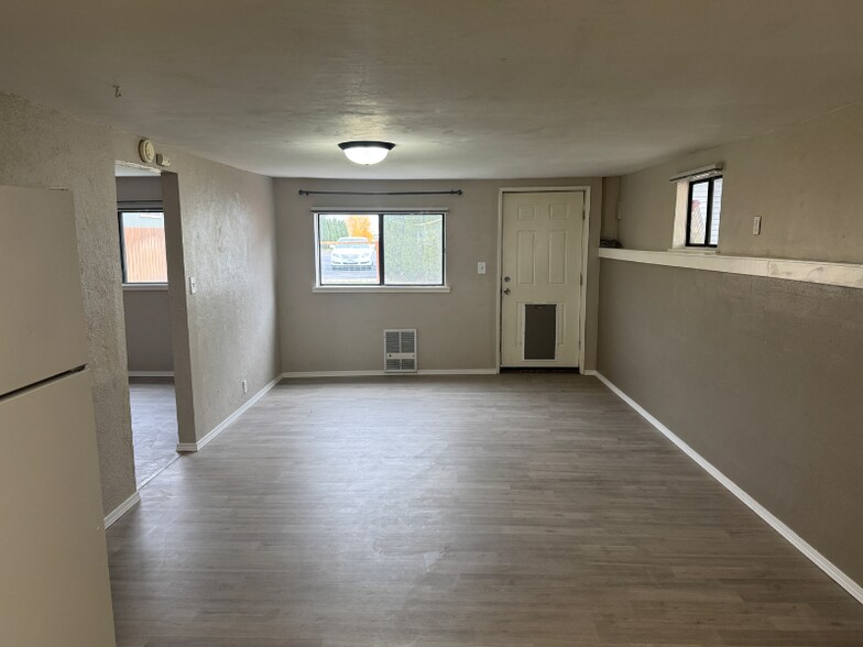 Building Photo - 9441 Maple Dr NE