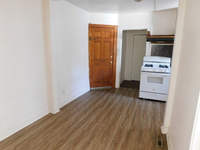 Building Photo - Private Entry First Floor Apartment