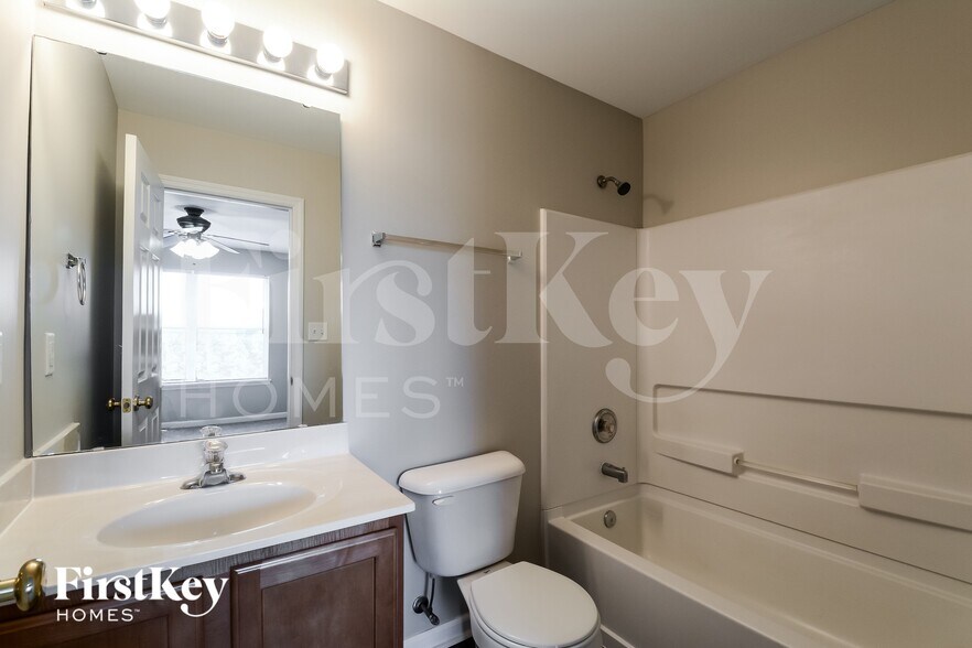 Building Photo - 721 Wayland Dr