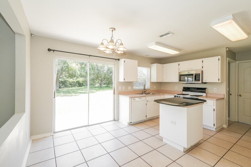 Building Photo - 1721 Scotch Pine Dr