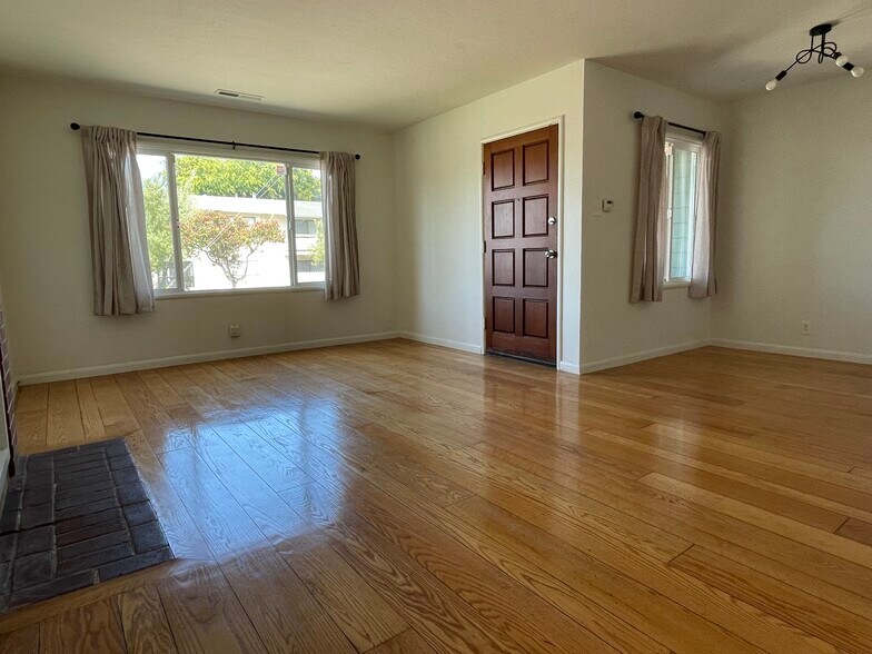 living room with nice windows - 1200 Elm St