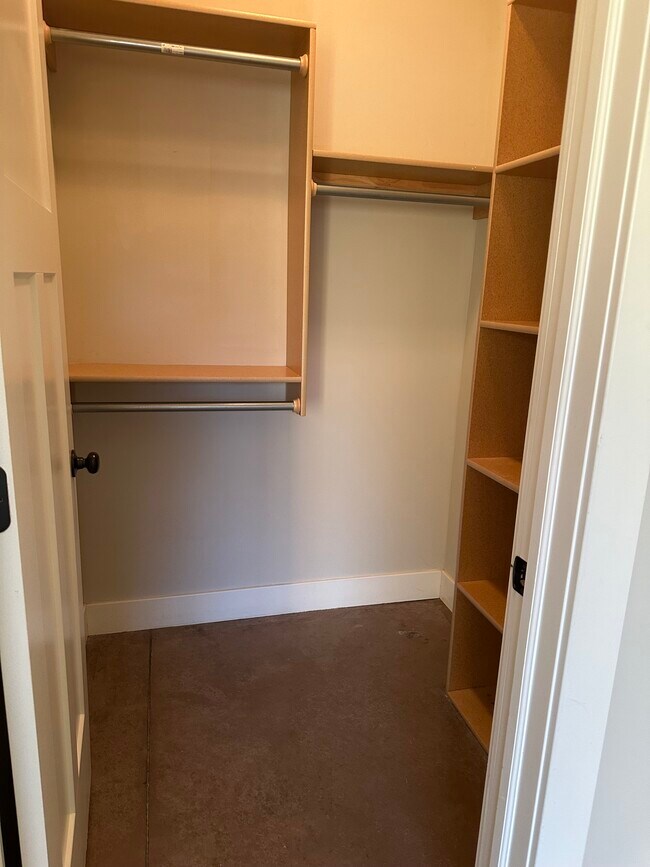 Building Photo - 4833 N Hillside Ct