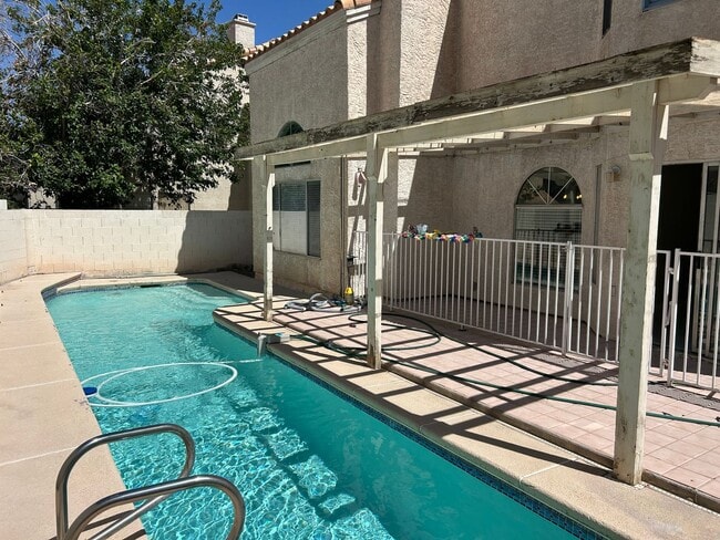 Building Photo - 3 Bedroom House with Pool