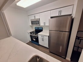 Building Photo - 1015 Ravens Crest Dr