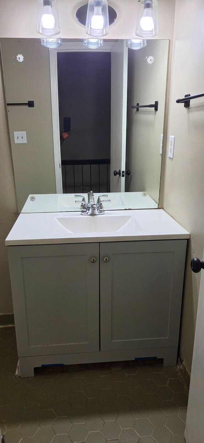 Building Photo - Two Bedroom Home, Recently Renovated