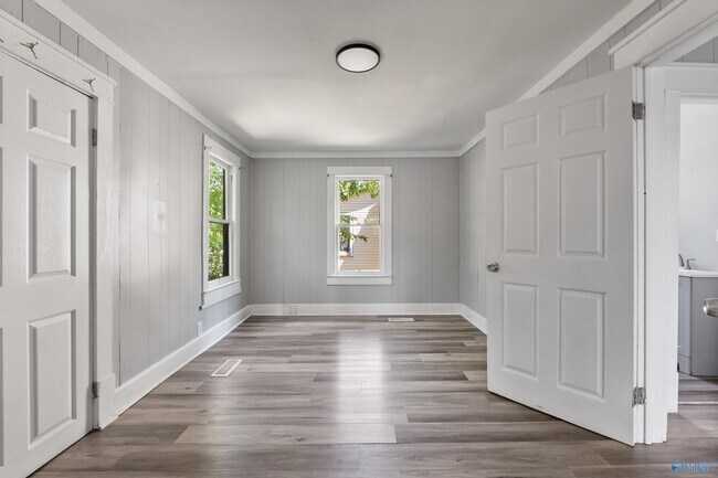 Building Photo - 109 5th Ave NW