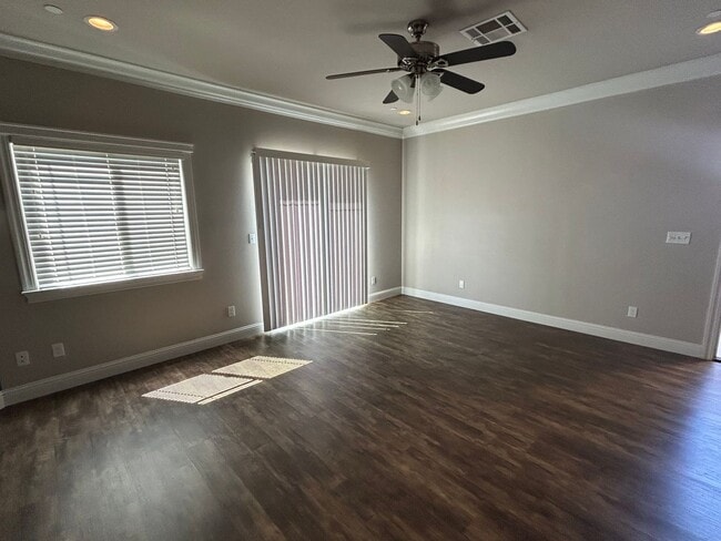 Building Photo - Townhouse for Rent in Anderson CA | Garage, Fenced Yard, Modern Upgrades