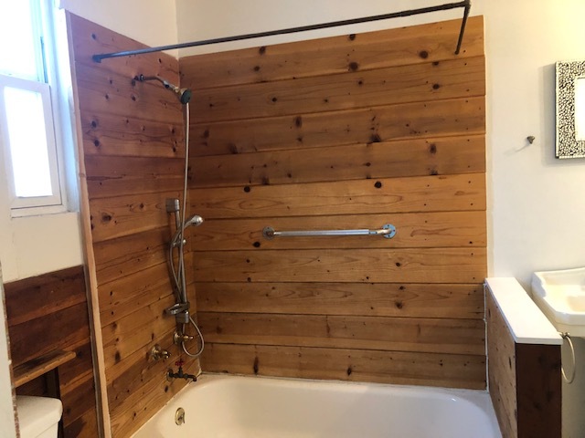 Bathtub shower - 3033 Magnolia St